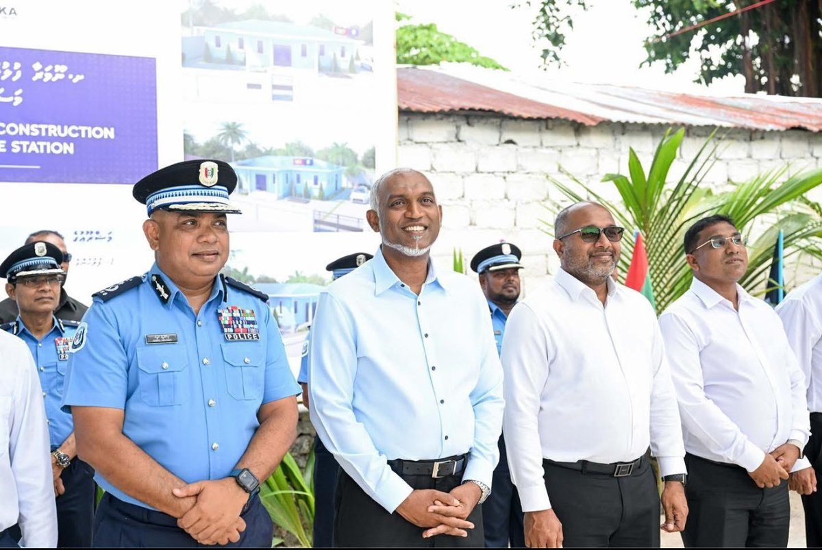 ރައީސް މުޢިއްޒުގެ ފަރާތްޕުޅުން ފެނިގެން މިދަނީ ރިޔާސީ އިންތިޚާބުގައި ވެވަޑައިގެންނެވި ވަޢުދުފުޅުތައް ފުއްދެވުމަށްޓަކައި އަތްވާއި ވާރޭއަކަށް ބެއްލެވުމެއްނެތި ހިތްވަރުފުޅާއި އެކު މަސައްކަތްޕުޅު ކުރައްވާ ނަތީޖާ ޙާޞިލް ކުރައްވަމުން ގެންދަވާ މަންޒަރު، ޝުކުރިއްޔާ ރައީސް މުޢިއްޒު،ސާބަސް