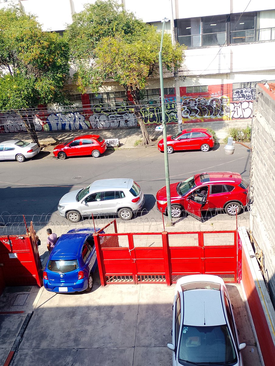 brisa2000's tweet photo. #DenunciaCiudadana en doctor Barragán 70 no dejan salir a los automóviles del estacionamiento no hay nadie que los pueda mover nos pueden apoyar con una grúa? #alcaldiaCuauhtemc https://t.co/ogOKnF2jpl
