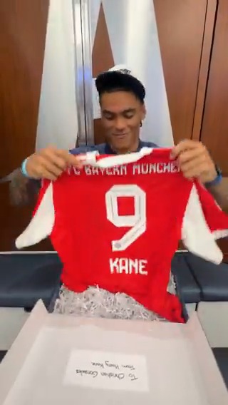 .@HKane & @chrisgonzo28 collab 🔥

@FCBayern | @NFL 