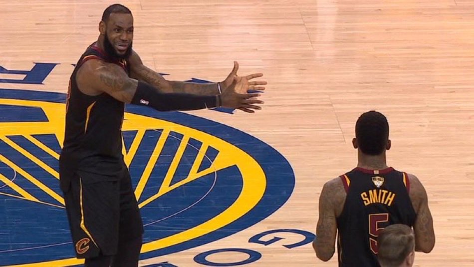 SrirachaDfs's tweet image. Remember when JR Smith didn’t “know the score” in game 1 of the finals? 

Guess who was the assistant coach for that team? 

Damon Jones. 

Guess what happened later? JR throws a soup bowl at him 🤔💀