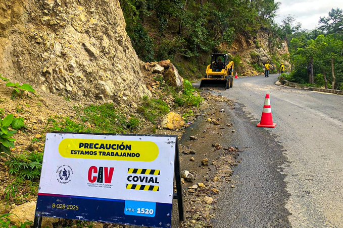 First image displays a yellow caution sign reading PRECAUCIÃN ESTAMOS TRABAJANDO with COVIAL and CIV logos on a road bordered by a steep rocky hillside covered in greenery, a yellow loader excavator positioned near the slope with workers in orange vests nearby, orange traffic cones marking the area, and a blue sign indicating km 152. Second image shows a yellow Caterpillar 286D skid steer loader with visible operator inside, maneuvering near large rocks and dirt piles on a roadside with surrounding vegetation and hillside. Third image depicts the same yellow skid steer loader carrying a load of dirt on its bucket along the road, with a worker in yellow helmet and orange vest operating it, orange cones, another vehicle in background, caution sign similar to first image, and scattered rocks and debris on the ground amid green foliage.