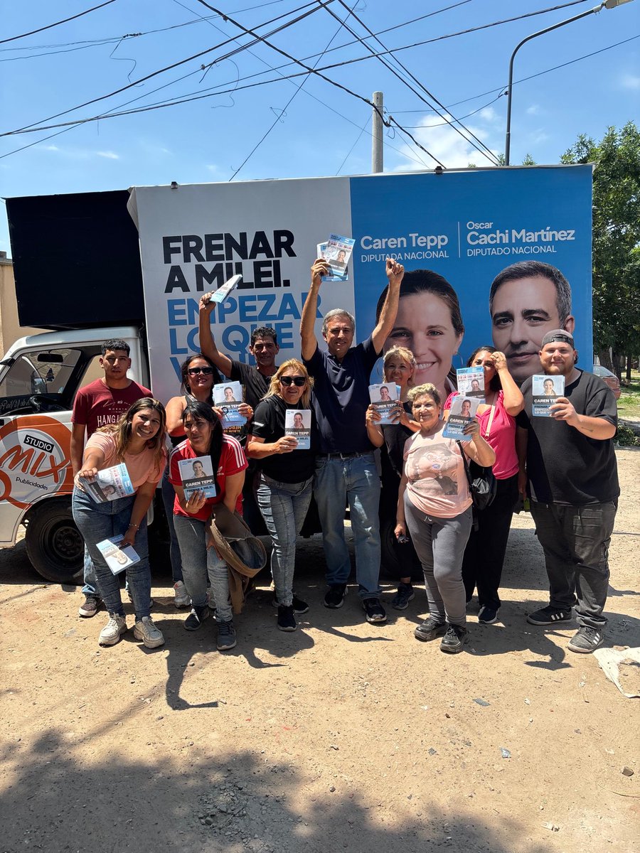 Jueves en Santa Fe. Ultima recorrida por la ciudad. Cerramos nuestras caminatas en el norte de la ciudad, en barrio San Martín. Con <a href="/fuerzapatriasf/">Fuerza Patria Santa Fe 🇦🇷</a> vamos a frenar la motosierra y el ajuste y a empezar lo que viene!!      💪🇦🇷❤️