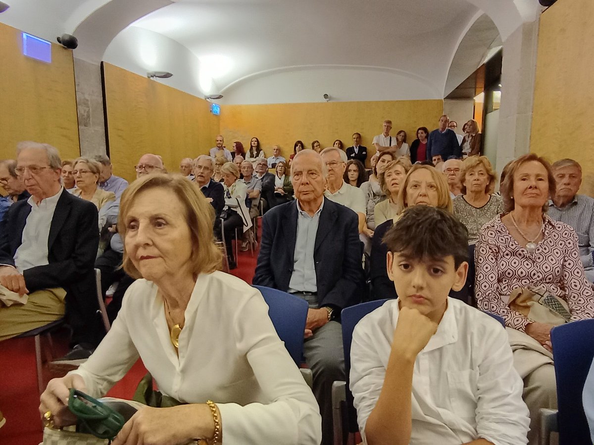 Comença a l'<a href="/AteneuBCN/">Ateneu Barcelonès</a> la taula rodona que hem titulat NO VE DE DOS GRAUS! sobre el negacionisme climàtic, a amb José María Baldasano, autor del llibre acabat de publicar "Dos grados no son para tanto", Santiago Vilanova i Antonio Cerrillo moderats per Bea Beza