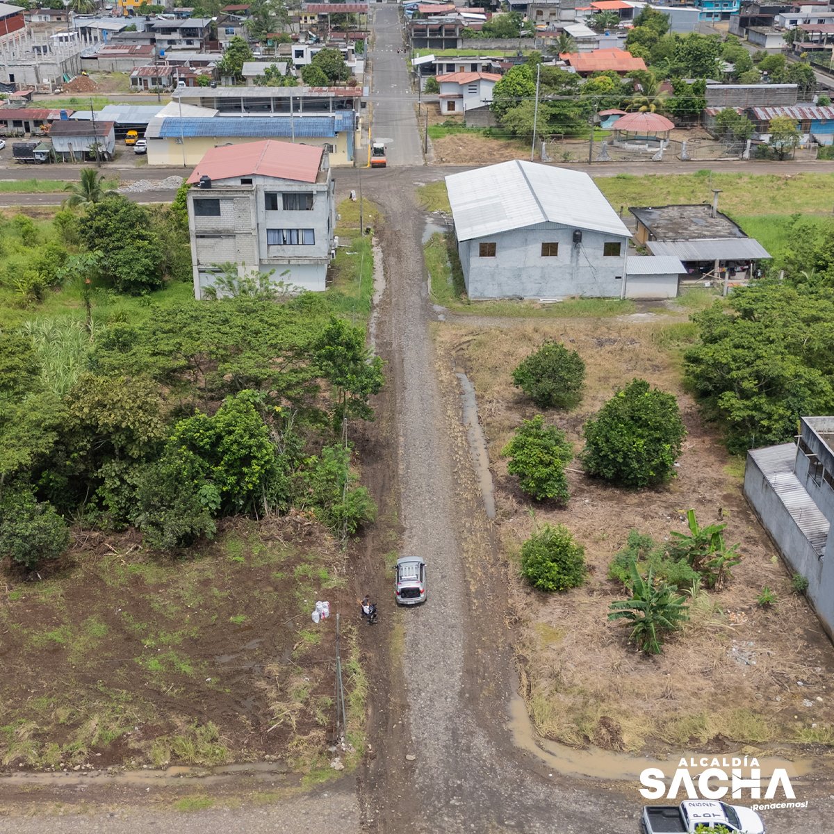 Nuestro equipo caminero continúa trabajando en cada rincón del cantón. Esta vez se realizaron labores de mantenimiento vial en el barrio La Alborada, mejorando la movilidad de peatones y vehículos con la intervención de 1652 metros.