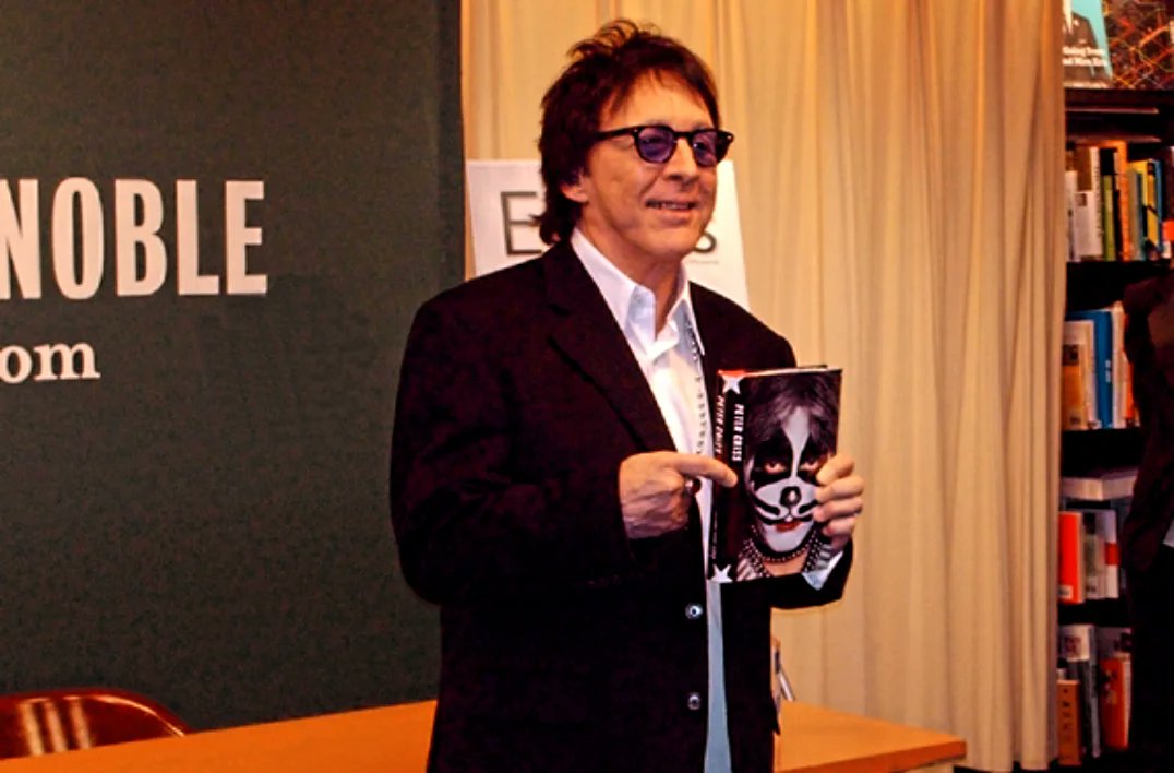 PeterCrissFeed's tweet image. #OnThisDay On October 23, 2012, 13 years ago, Peter released his biographical book, Makeup to Breakup, one of the best biographies that Catman made. 

#KISSARMY #PeterCriss #KISSARMYROCKS #TheCatman #Catman #Book #Books #Biographies #Photography #Throwback #KISS
