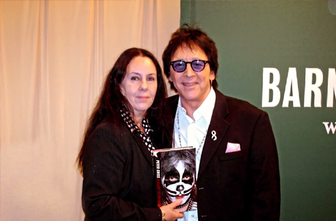 PeterCrissFeed's tweet image. #OnThisDay On October 23, 2012, 13 years ago, Peter released his biographical book, Makeup to Breakup, one of the best biographies that Catman made. 

#KISSARMY #PeterCriss #KISSARMYROCKS #TheCatman #Catman #Book #Books #Biographies #Photography #Throwback #KISS