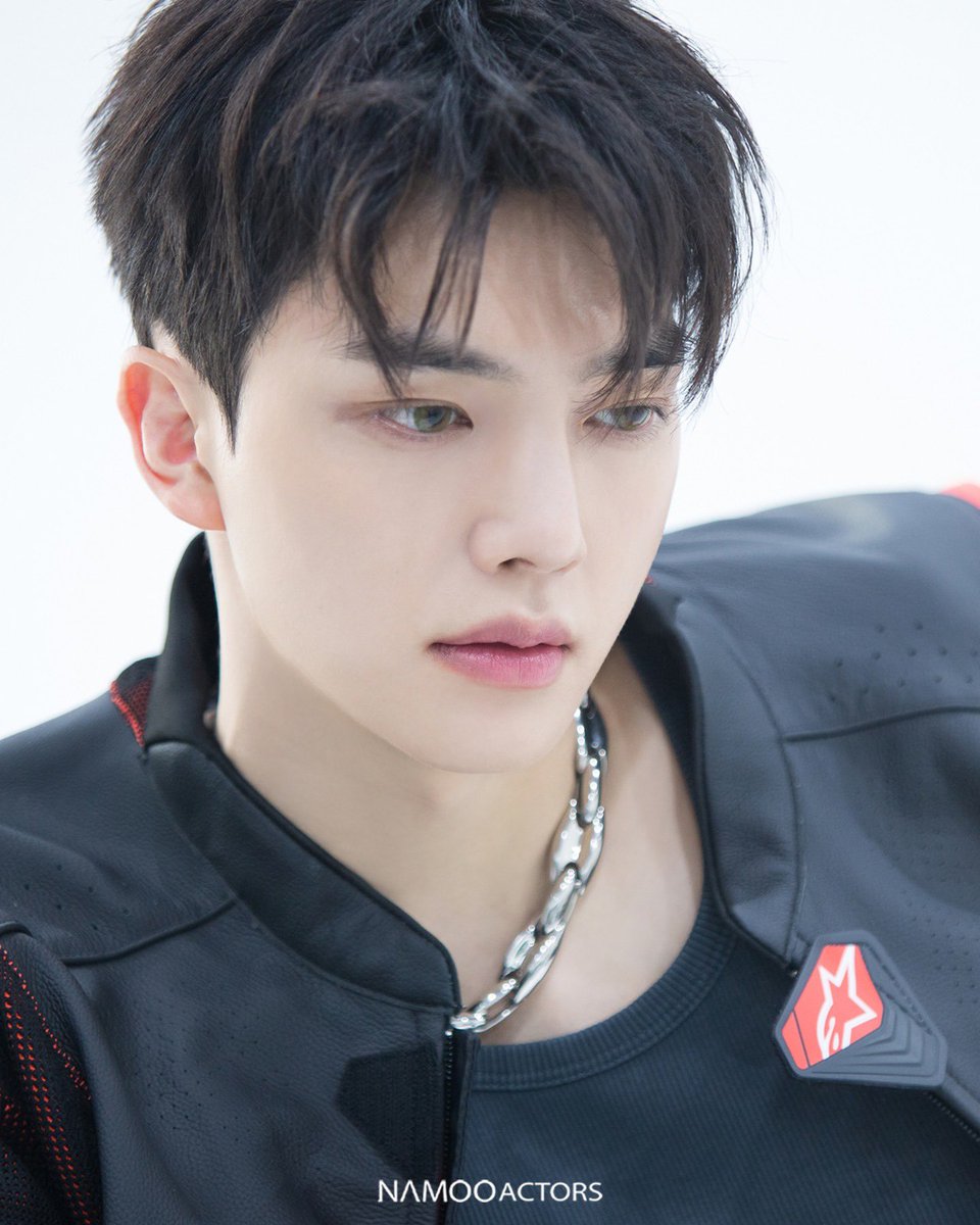 리햔상이라는 남자가 도무지 감당이되질않음
어케 이런..............이런얼굴의아기밤비남친을떠나는결정을하게된거지