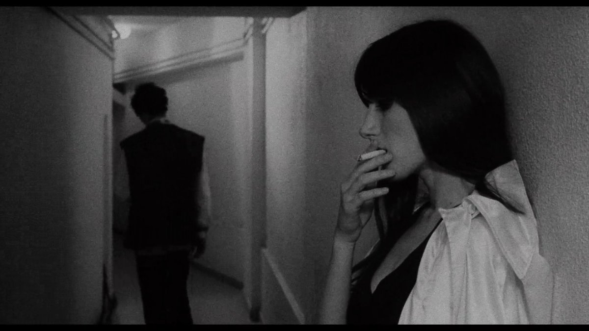 Hoy he vuelto a ver L'AMOUR FOU (Rivette, 1969) y sigue siendo igual de totémica que la última vez, creciendo cada vez más (dentro y fuera del visionado). Me dedicaré esta semana a su estudio y es probable que se coloque como mi Rivette favorito.