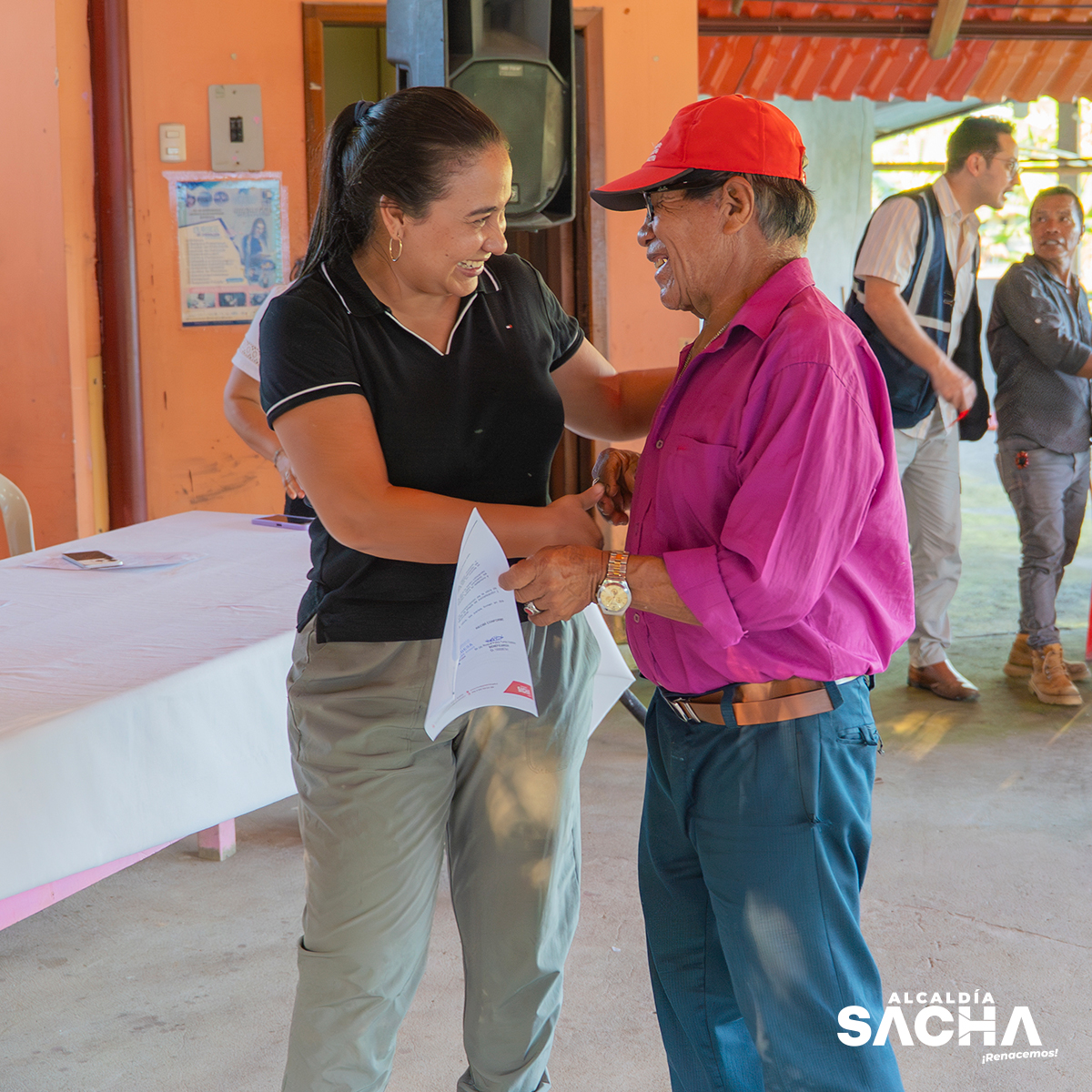 La Alcaldía de Sacha, liderada por la alcaldesa Lizeth Hinojosa, realizó la entrega oficial de pozos perforados de agua, estructuras para tanque elevado, tanques de 500 litros y bombas sumergibles a las familias de la comunidad San Agustín, de las zonas 5 y 6 del cantón.