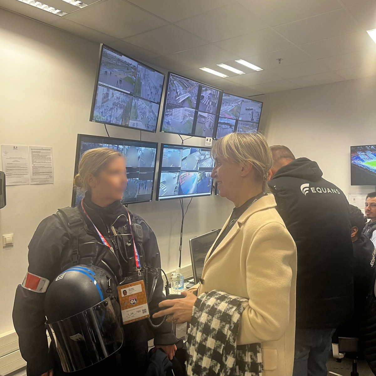 prefetrhone's tweet photo. #OLFCB | Au @GroupamaStadium, la Préfète Fabienne BUCCIO fait un point de situation sur le dispositif de sécurité, depuis le poste de commandement, quelques minutes avant le coup d’envoi du match de l’@OL contre le FC Bâle. 

Merci aux 500 policiers nationaux mobilisés depuis ce matin pour que cette rencontre sportive soit une fête pour tous les supporter.
