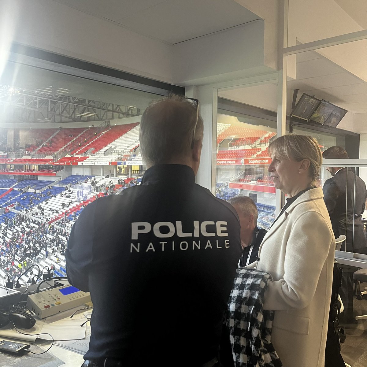 prefetrhone's tweet photo. #OLFCB | Au @GroupamaStadium, la Préfète Fabienne BUCCIO fait un point de situation sur le dispositif de sécurité, depuis le poste de commandement, quelques minutes avant le coup d’envoi du match de l’@OL contre le FC Bâle. 

Merci aux 500 policiers nationaux mobilisés depuis ce matin pour que cette rencontre sportive soit une fête pour tous les supporter.