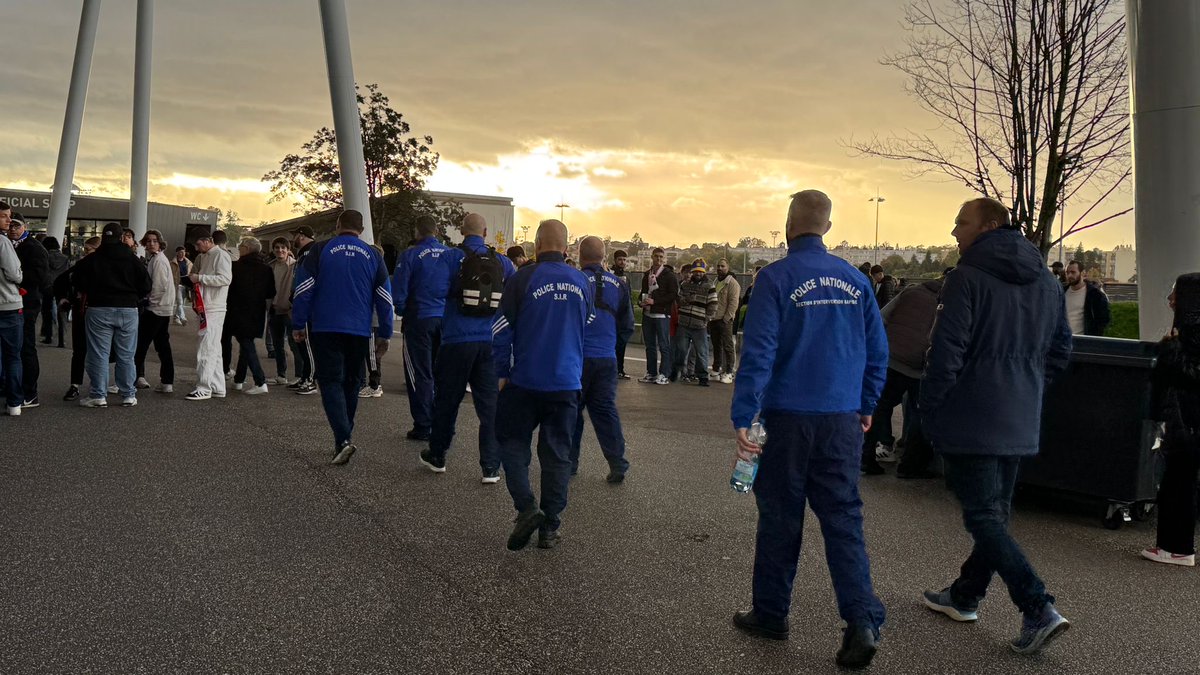 prefetrhone's tweet photo. #OLFCB | Au @GroupamaStadium, la Préfète Fabienne BUCCIO fait un point de situation sur le dispositif de sécurité, depuis le poste de commandement, quelques minutes avant le coup d’envoi du match de l’@OL contre le FC Bâle. 

Merci aux 500 policiers nationaux mobilisés depuis ce matin pour que cette rencontre sportive soit une fête pour tous les supporter.