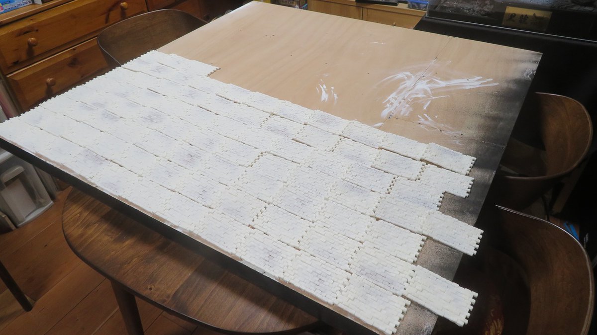 ハイそんなワケでっ！　ウェーブさんの2kg缶レジンが空になるまで一心不乱に複製し、石畳タイル82枚が爆誕！　作ってあった120×120cmのベースボードに敷き詰めりゃ、ゴンドール市街戦ゲームボードが（中略）ぜんっぜん足らねぇっ！ orz

もう2kg追加かー。費用はもちろん、重量も嵩む一方で怖ぇ😱