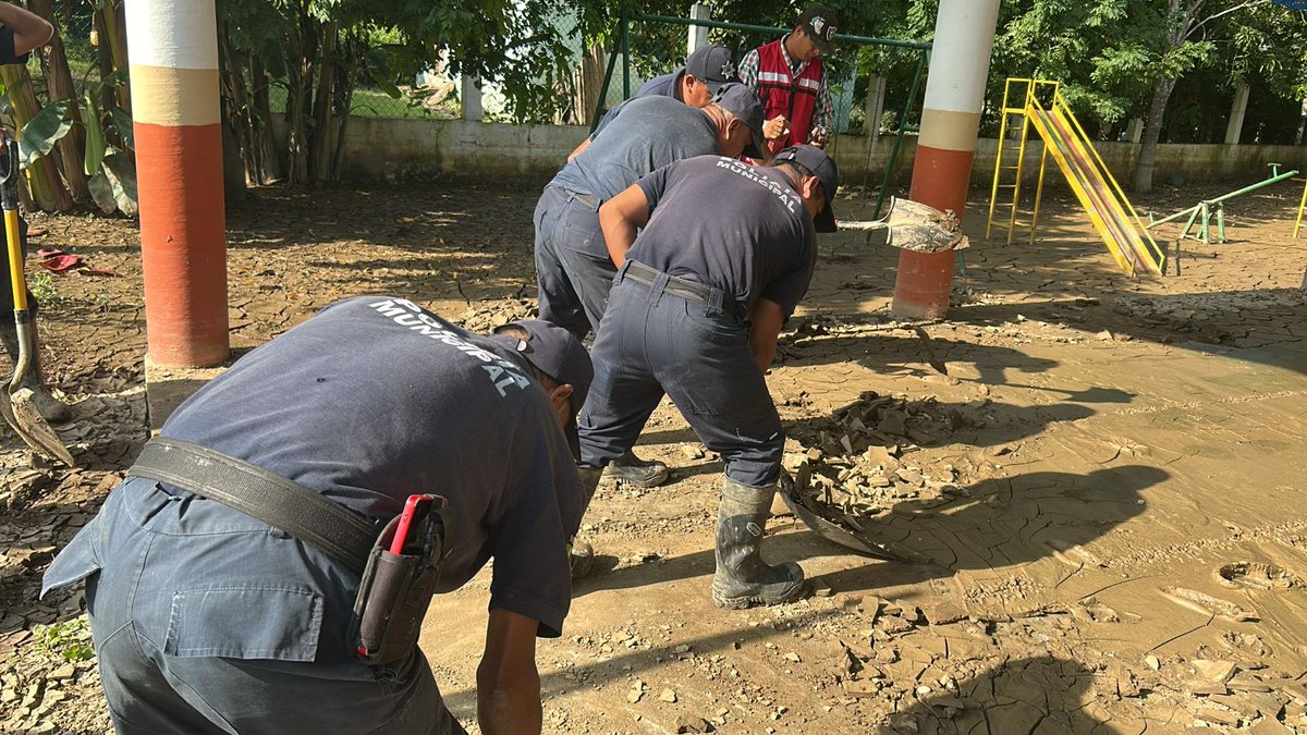 En el Jardín de Niños “Rosaura Zapata Cano”, de la comunidad Tancheche, realizamos labores de limpieza y rehabilitación con el apoyo de una retroexcavadora, camión de volteo y pipa de agua, para dejar el plantel en condiciones seguras y dignas para las y los niños. 👧👦💧

Este