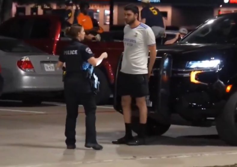 No falla, camiseta blanca, alma negra.