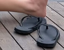 Vamos presentear a Sonya com um caminhão de chinelos havaianas quando ela vier ao Brasil, pois a diva tá precisando trocar as dela 😂