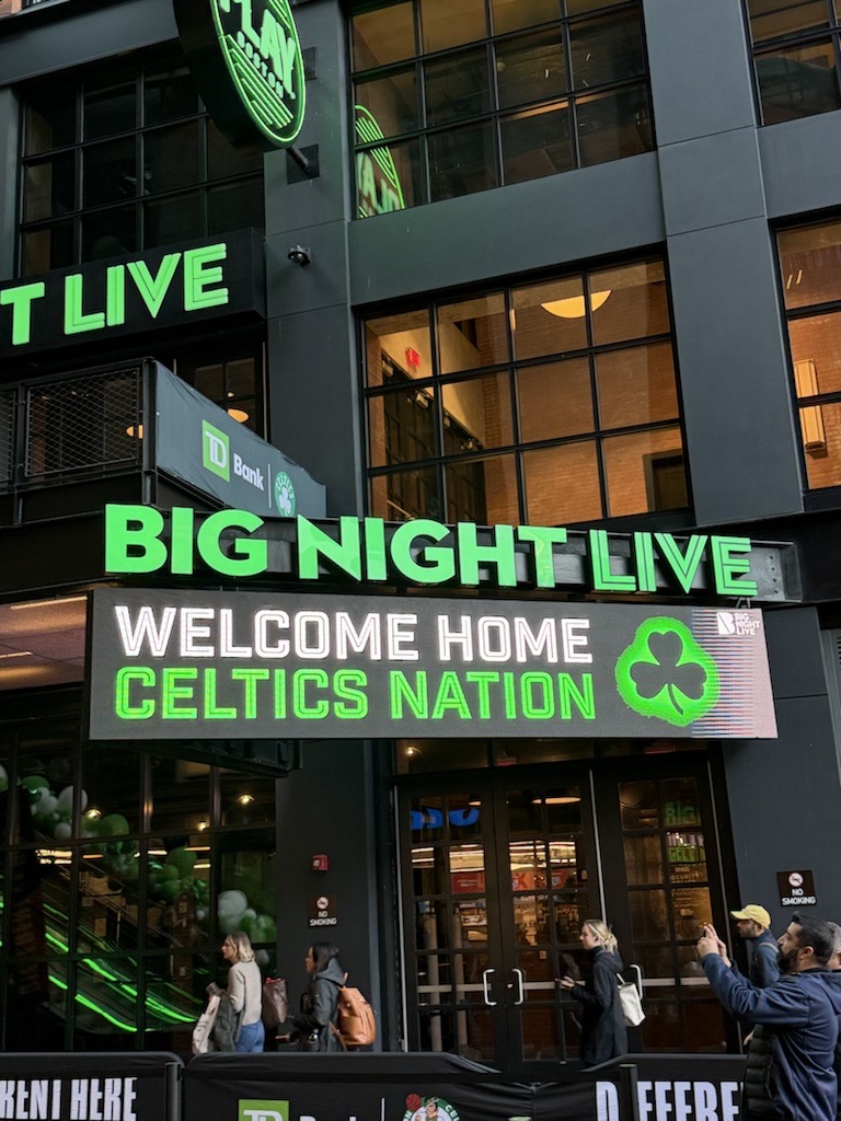 techtalksummits's tweet image. #BostonTech — we had such an amazing time with all of you at the Celtics Opening Night game last night!

Attendees enjoyed the game from a private suite, complete with drinks and appetizers, thanks to @Sitecore!

Interested in joining one of our game day events? We have a limited…