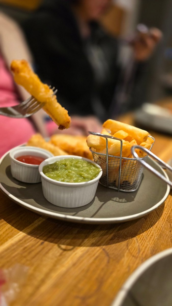 The perfect portion doesn’t exist… oh wait, yes it does! Golden, crispy, and served just how you like it – plus free chip refills, because one scoop is never enough.

#TheChipShed #FishAndChips #BritishClassic #Cheltenham #Warwick #StratfordUponAvon #BourtonOnTheWater