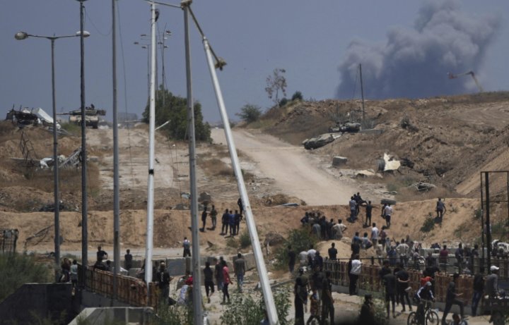 CSNBulletin's tweet photo. 🚨 US Army veteran Anthony Aguilar says he witnessed many Palestinians killed at Gaza aid sites while working as a security contractor with the Gaza Humanitarian Foundation

Aguilar, who served for 25 years including time in the U.S. Army’s Special Forces, says that during his roughly 41-day contract with the GHF via security firm UG Solutions, he saw what he described as “war crimes” — Israeli forces and U.S.-contracted guards allegedly firing tank rounds, mortars and live ammunition into crowds of unarmed Palestinian civilians at aid distribution sites. 
He said the operations of the GHF were “amateur” and poorly managed — built in locations vulnerable to heavy fire — and that the result was civilians killed or wounded while seeking food. 

The GHF and its security partner strongly deny Aguilar’s allegations, claiming he was terminated for misconduct, provided false documents and lacked presence on-site to verify his claims. 

Will the coming investigations into operations at GHF aid sites provide clarity or simply deepen the humanitarian and accountability crisis surrounding aid delivery in Gaza?