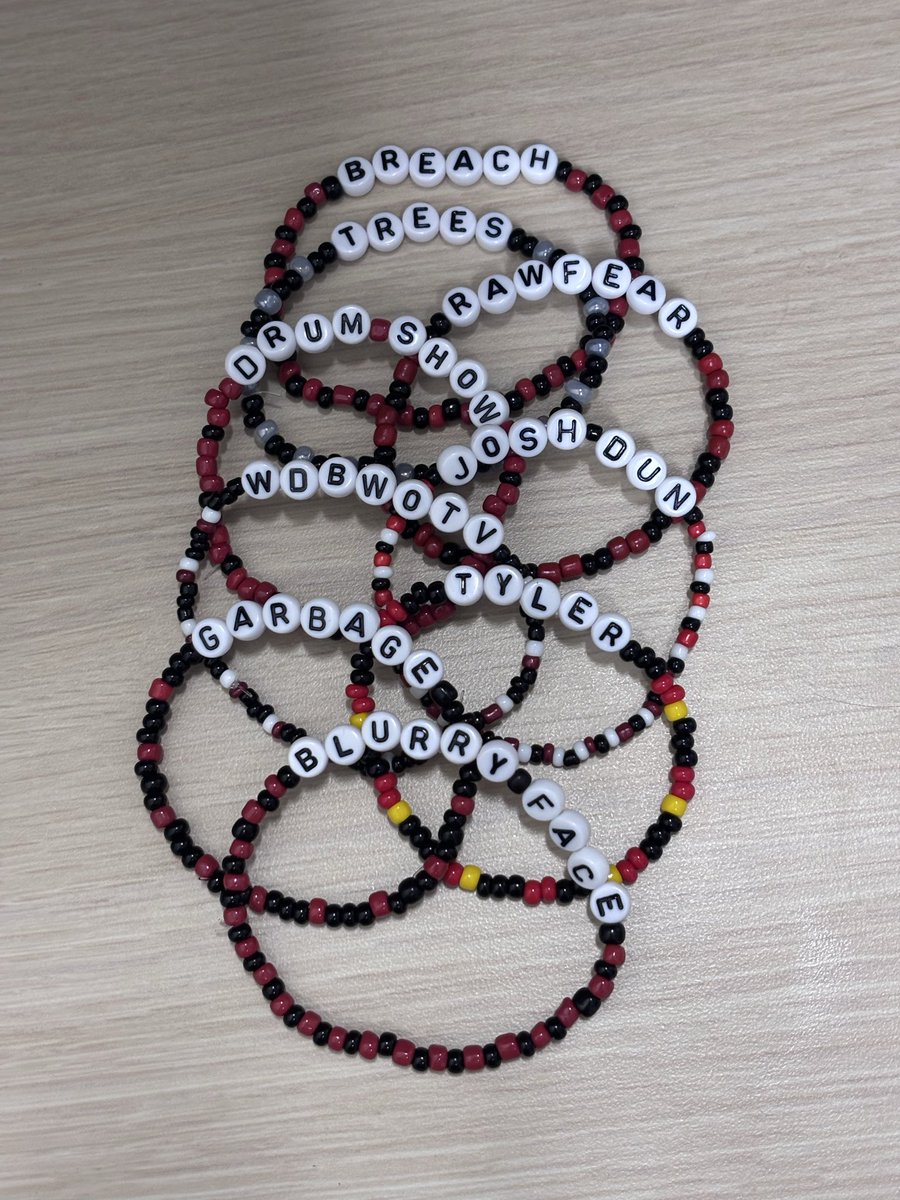 readwithrilee's tweet photo. just made a few bracelets… should have made photo cards too 🙈 #breachchulavista https://t.co/Z2kZ2ytwb8