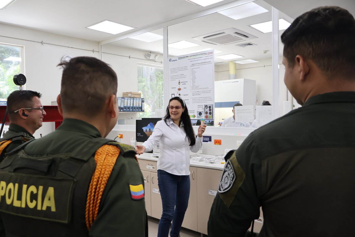 CenipalmaOrg's tweet image. 👮‍♂️🌱 ¡Un encuentro por la sostenibilidad!​

En el Campo Experimental Palmar de la Vizcaína recibimos con entusiasmo a miembros de la Seccional de Carabineros y Protección Ambiental del Magdalena Medio.​

Compartimos retos, aprendizajes y acciones para fortalecer una palmicultura…