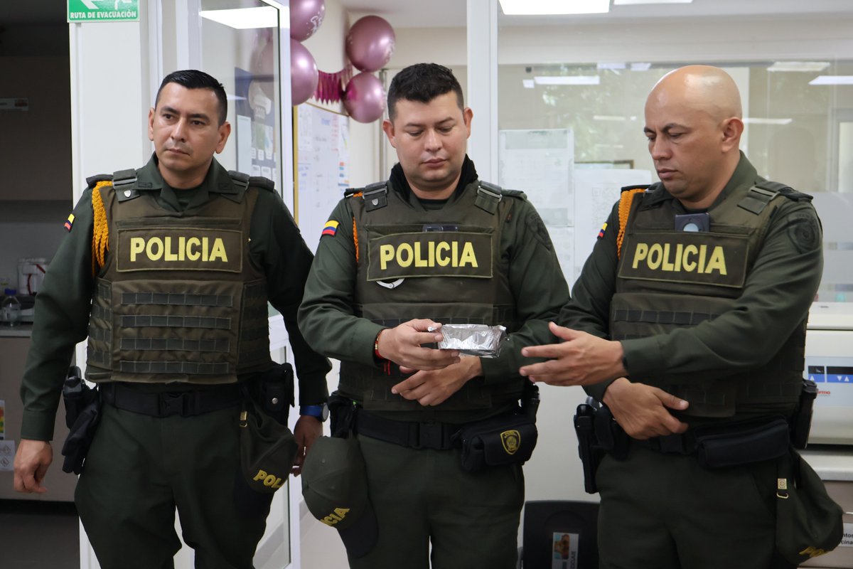CenipalmaOrg's tweet image. 👮‍♂️🌱 ¡Un encuentro por la sostenibilidad!​

En el Campo Experimental Palmar de la Vizcaína recibimos con entusiasmo a miembros de la Seccional de Carabineros y Protección Ambiental del Magdalena Medio.​

Compartimos retos, aprendizajes y acciones para fortalecer una palmicultura…