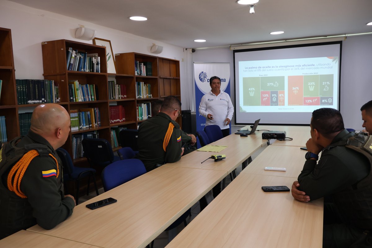 CenipalmaOrg's tweet image. 👮‍♂️🌱 ¡Un encuentro por la sostenibilidad!​

En el Campo Experimental Palmar de la Vizcaína recibimos con entusiasmo a miembros de la Seccional de Carabineros y Protección Ambiental del Magdalena Medio.​

Compartimos retos, aprendizajes y acciones para fortalecer una palmicultura…
