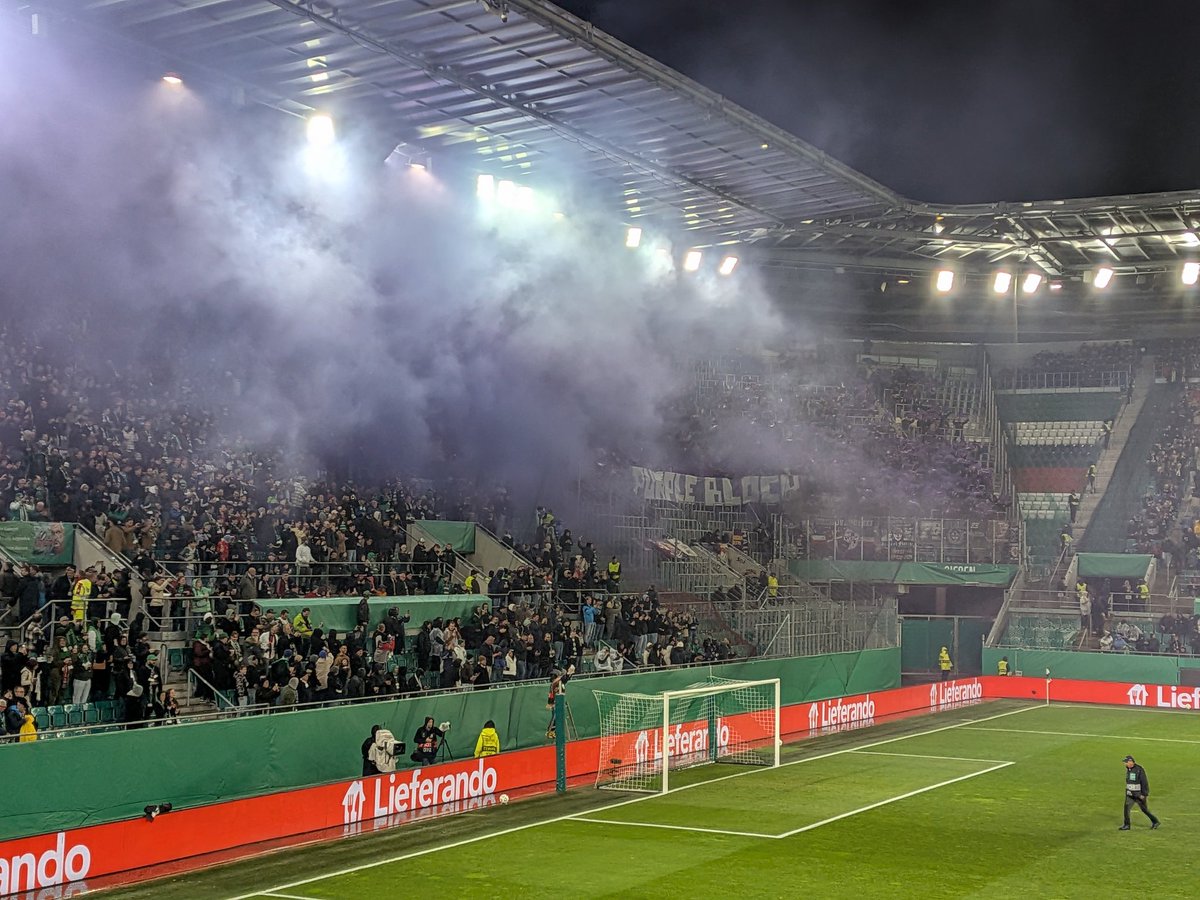 OtherBundesliga's tweet photo. Big. Match. Atmosphere 🔥

Rapid v Fiorentina coming up shortly! #UECL https://t.co/SX09F9c22P