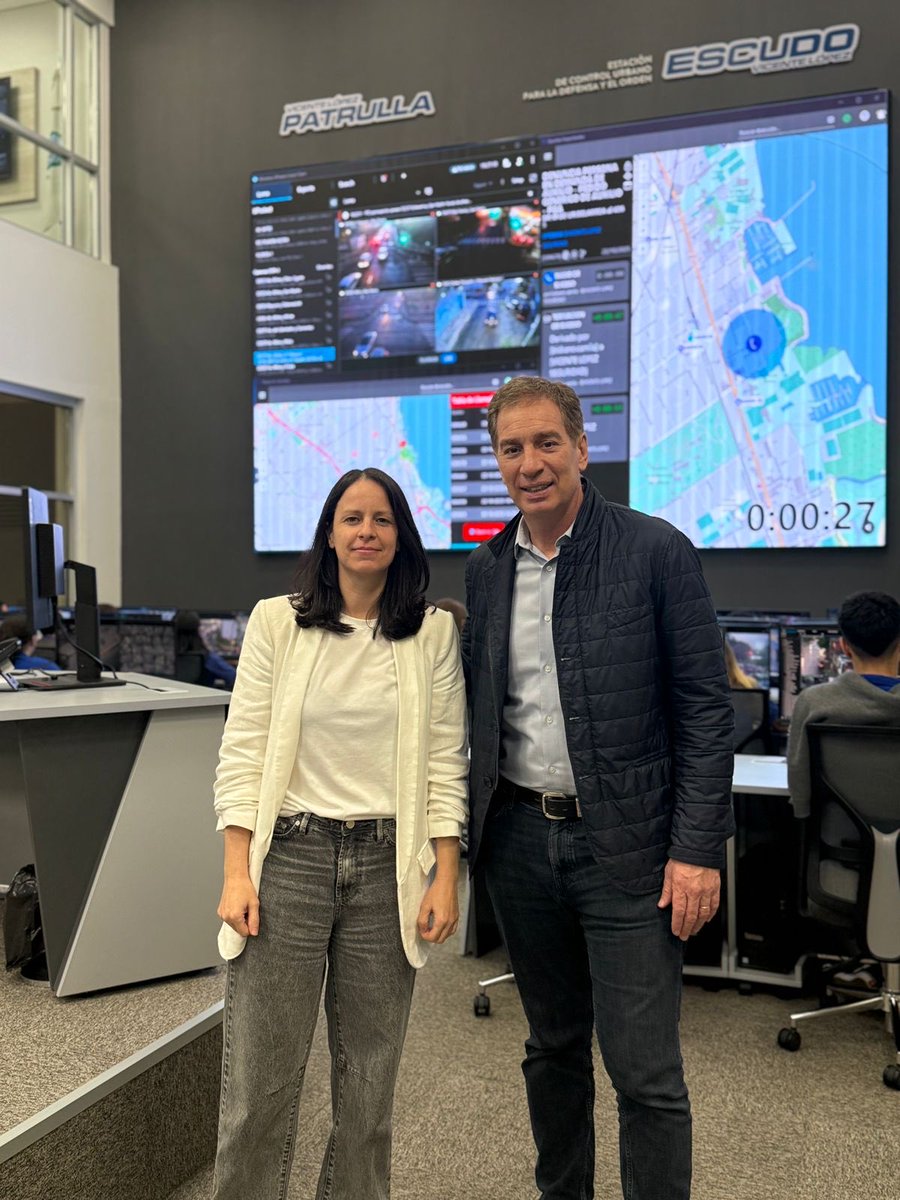 ezequielmauro's tweet photo. APOYO PRO EN EL TRAMO FINAL DE LA CAMPAÑA: ⁦@diegosantilli⁩ visitó hoy a la vicepresidenta del PRO nacional e intendenta de Vicente López ⁦@soledadmartinez⁩. El encuentro se realizó en el Centro de Monitoreo local, donde dialogaron sobre un tema clave: la seguridad. https://t.co/4xyKr55moD