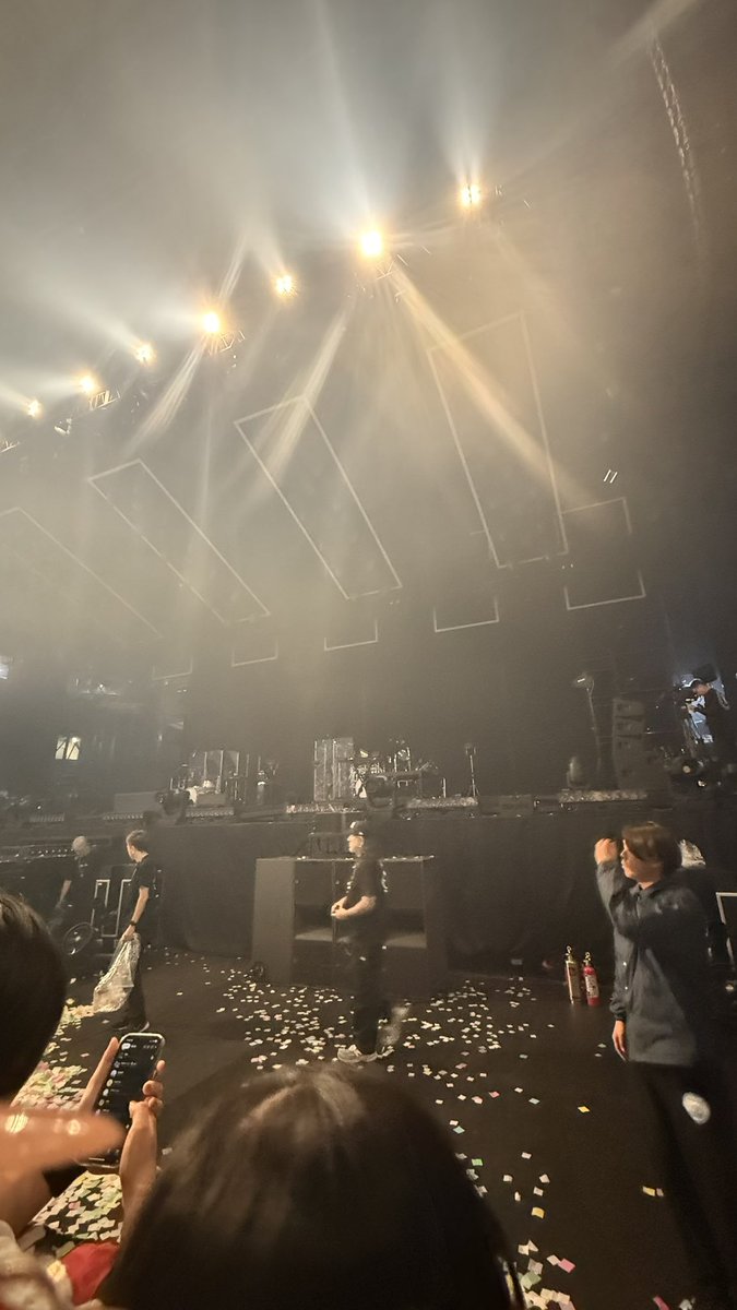 RADまさかの2列目いけちゃって、なんかもうほんとに始まってからずっと泣いてて、なんかすっっっごかった。ありがとうRADWIMPS。