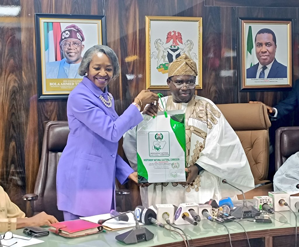 New INEC Chairman Amupitan Resumes At Commission’s Headquarters

Amupitan, who was sworn in on Thursday, becomes the sixth substantive chairman of the electoral body since the return of democracy in 1999