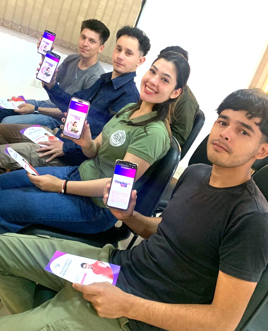 MTESS_PY's tweet photo. #EmpleaPyJoven| Compartimos con estudiantes de la Universidad Nacional del Este y con el público en general las oportunidades que brinda el Programa EmpleaPy Joven para impulsar la inserción de más jóvenes al empleo formal.

La jornada se desarrolló en la ciudad de Minga Guazú, departamento de Alto Paraná.

#GobiernoDelParaguay