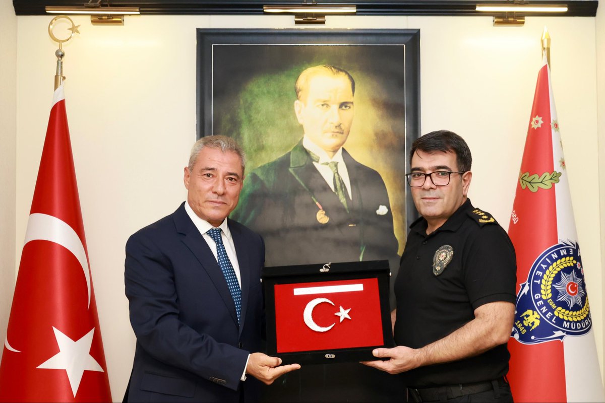 Bölge Trafik Denetleme Şube Müdürlüğü kadromuzdan yaş haddi sebebiyle emekli olan Polis Memurumuz Recep KARAKUŞ'a teşkilatımıza vermiş olduğu emek ve özverili hizmetlerinden dolayı teşekkür eder, emeklilik hayatında ailesiyle birlikte sağlık, mutluluk ve esenlikler dileriz.💐