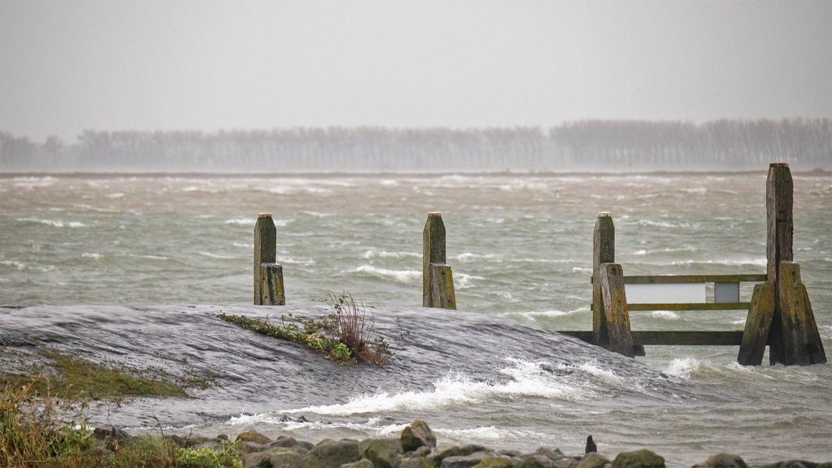 StormjagersNL's tweet photo. Storm Benjamin om 17:00 uur op het Haringvliet 🌬️ #weerfoto #Hellevoetsluis #storm #Bejamin @EilandVoorne @KikiBo21937 @johan_klos @BasMunne @MRTfotografie @WNLVandaag @EdAldus @nicolienkroon @BuienRadarNL @janvissersweer @weerverteller @weerplaza https://t.co/lNvDpOpqn3