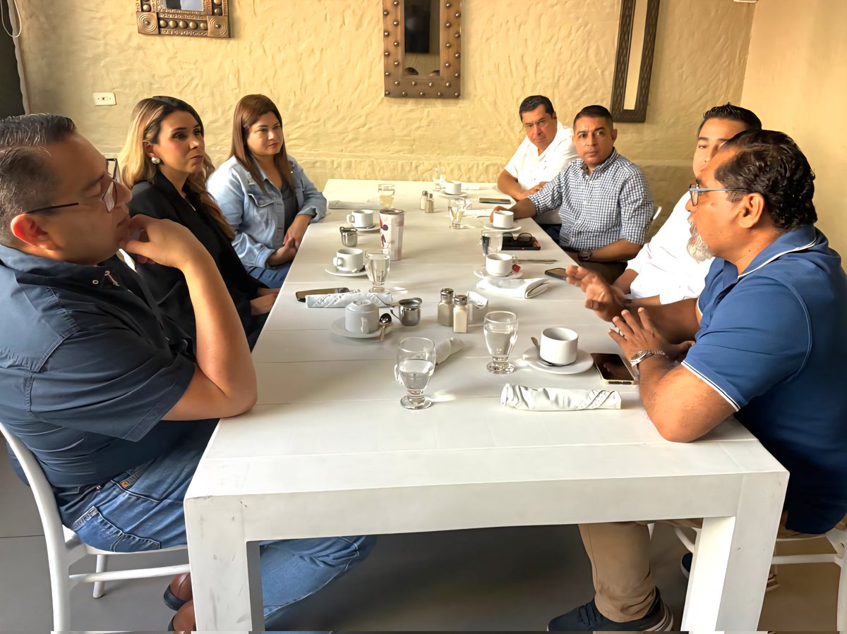 Alejandr0Nochez's tweet photo. 📍 #SanSalvador, #SanSalvadorCentro

Buscando sumar esfuerzos para encontrar posibles soluciones a las problemáticas que enfrentan los ciudadanos. 

Este día nos hemos reunido los funcionarios del departamento de San Salvador del partido @ARENAOFICIAL, las Diputada @Villabull y @RaquelSerranoSV; los Concejales de San Salvador Sur Efraín Cañas y Alberto Estupinian; así como mis colegas de San Salvador Centro @ErickCon1974 y @HctorJr_Hdez, con el objetivo de trabajar de manera articulada por el bienestar de la población. 

TU BIENESTAR ES MI PRIORIDAD.

Alejandro Nóchez 
"Cerca de la Gente".

#UnidosPorSanSalvador