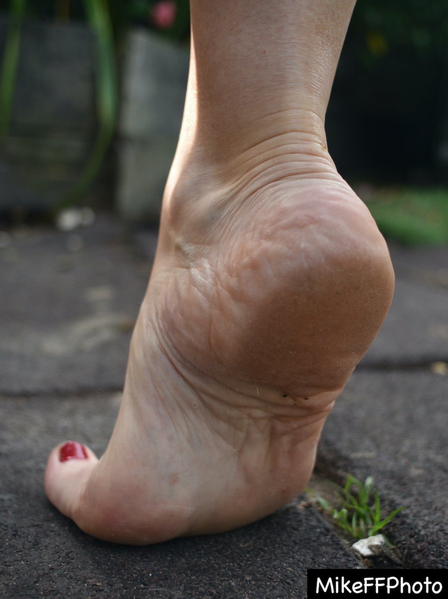 Walking barefoot in the garden.....

#SEXYMATURE #MEATYSOLES #MATUREMODEL #footfetish #barefoot #barefeet #baresoles #maturefeet 

model: <a href="/Kylie_Britain/">Kylie Britain</a>