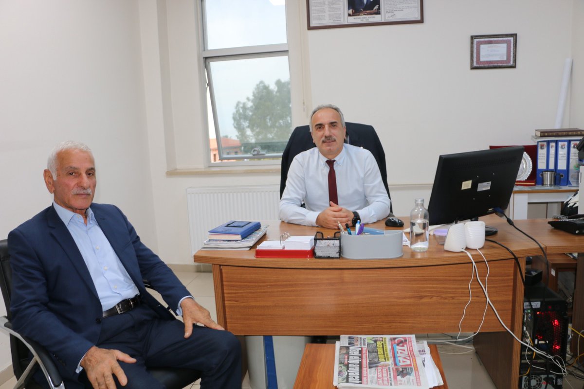 Yoğun bir günü İlçemizin değerlerinden Şehit Necmi Çakır'ın babası Sıraağaç Mahallesi eski Muhtarı Fahri Çakır amcamızın ziyaret ve hoş sohbetiyle tamamladık.Ziyaretlerine ve hoş sohbetlerine teşekkür ediyor,Rabbimden sağlık ve afiyetler diliyorum.