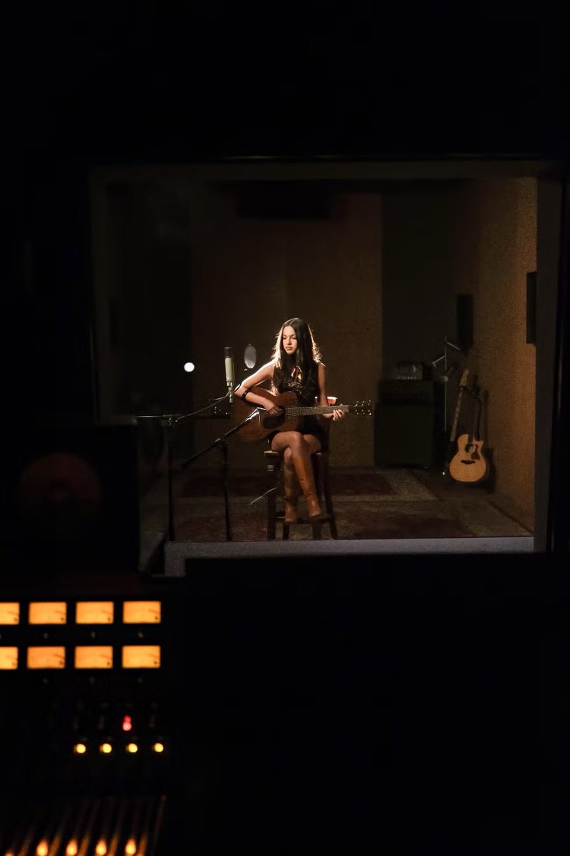 DailyRodrigo's tweet image. Olivia reveals she doesn’t have a name for her third studio album yet via Harper’s Bazaar!
“I had the title of Guts and Sour at the beginning of the album-making process, but for this album, I’m kind of still finding it right now. I have a few options that are twirling around in…