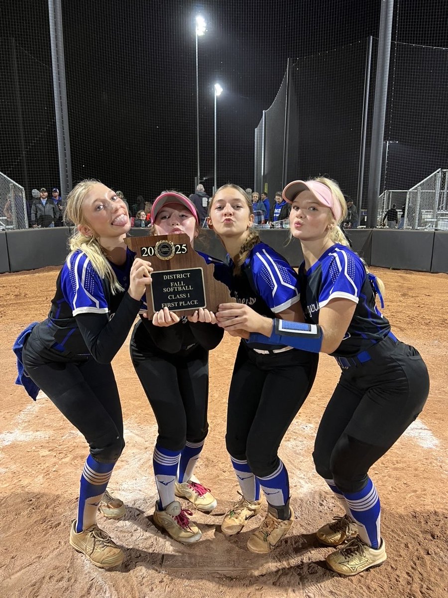 AnistonPower29's tweet photo. DISTRICT CHAMPS!! 🥳🔥So proud of my team! Won 3-2 in the bottom of the 7th inning! Next stop, QUARTERFINALS!!!! 💙🤍#tigers #districtchamps  @GrandRiverConf @OliviaPazIPF https://t.co/Y05z3W4zYL