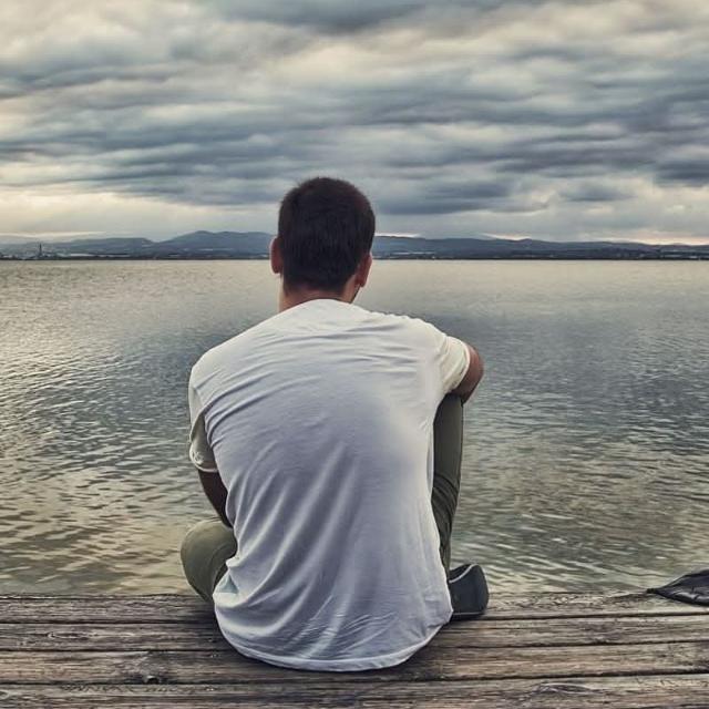 آنکھوں کی دسترس میں کبھی آ دکھائی دے 
دنیا  ہو  مسترد  !   ترا  چہرہ  دکھائی دے 

آنکھیں بھی شرک کبھی کر نہیں سکیں 
بس اک دعا ہے تُو ہی ہمیشہ دکھائی دے

#قومی_زبان