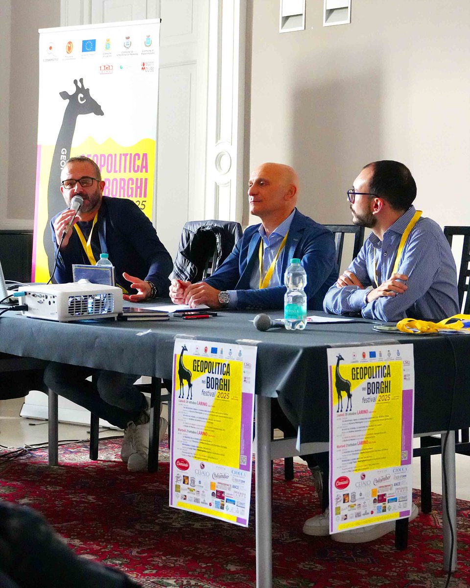 ilCosmopolitico's tweet photo. Presente anche l'Ordine dei Giornalisti del Molise a #geopoliticaneiborghifestival2025 con il Vicepresidente Andrea Nasillo. Gli studenti delle terze medie dell'Omnicomprensivo Magliano di Larino hanno seguito  in Sala Freda una lezione sulla deontologia dell'informazione https://t.co/qCYy0L9Oyr