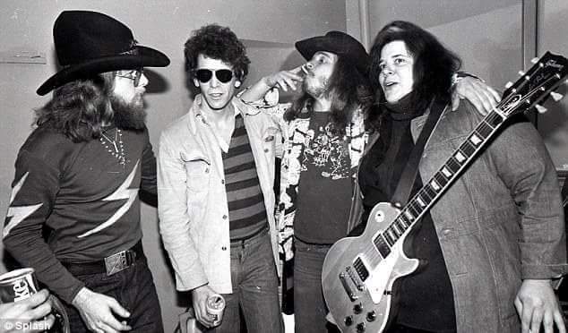crockpics's tweet photo. Leon Wilkeson, Lou Reed, Ronnie Van Zant and Leslie West at The Beacon Theatre in New York, 1973. https://t.co/EpIuYAGZn0
