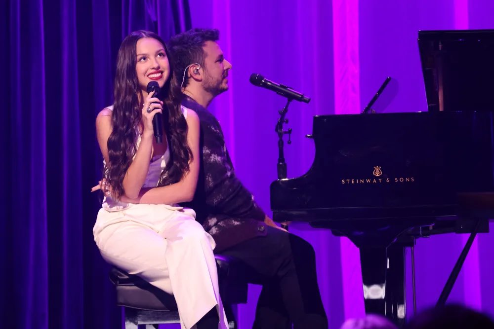 DailyRodrigo's tweet image. Olivia on what we can expect from her American Express special performance tonight via Harper’s Bazaar!
“I want to do something that’s a little more pared back and intimate because I think that this venue probably lends itself more to that, which is really exciting to me. I…