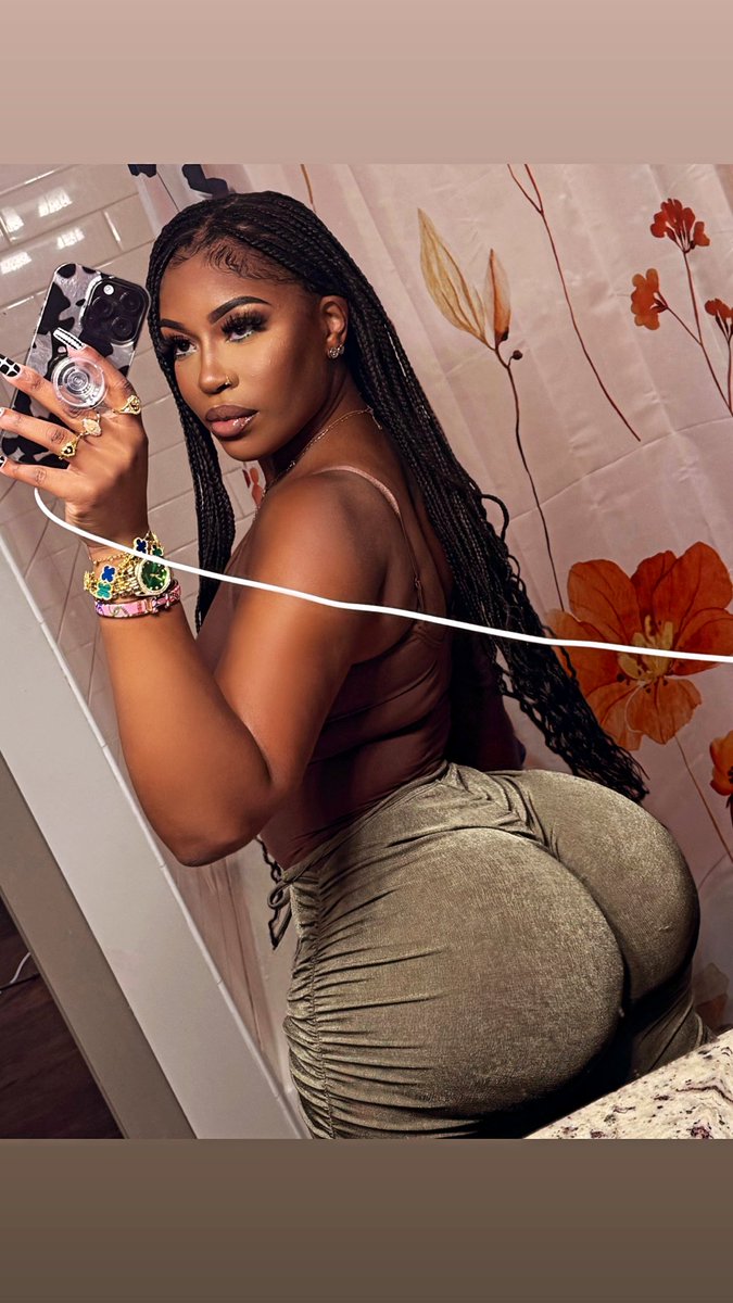 Qiz stakanga kelib ichdi