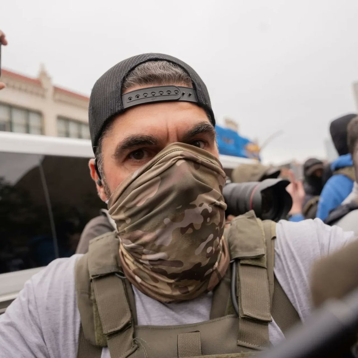 Should ICE agents be allowed to wear masks during operations to conceal their identities?

Yes or No