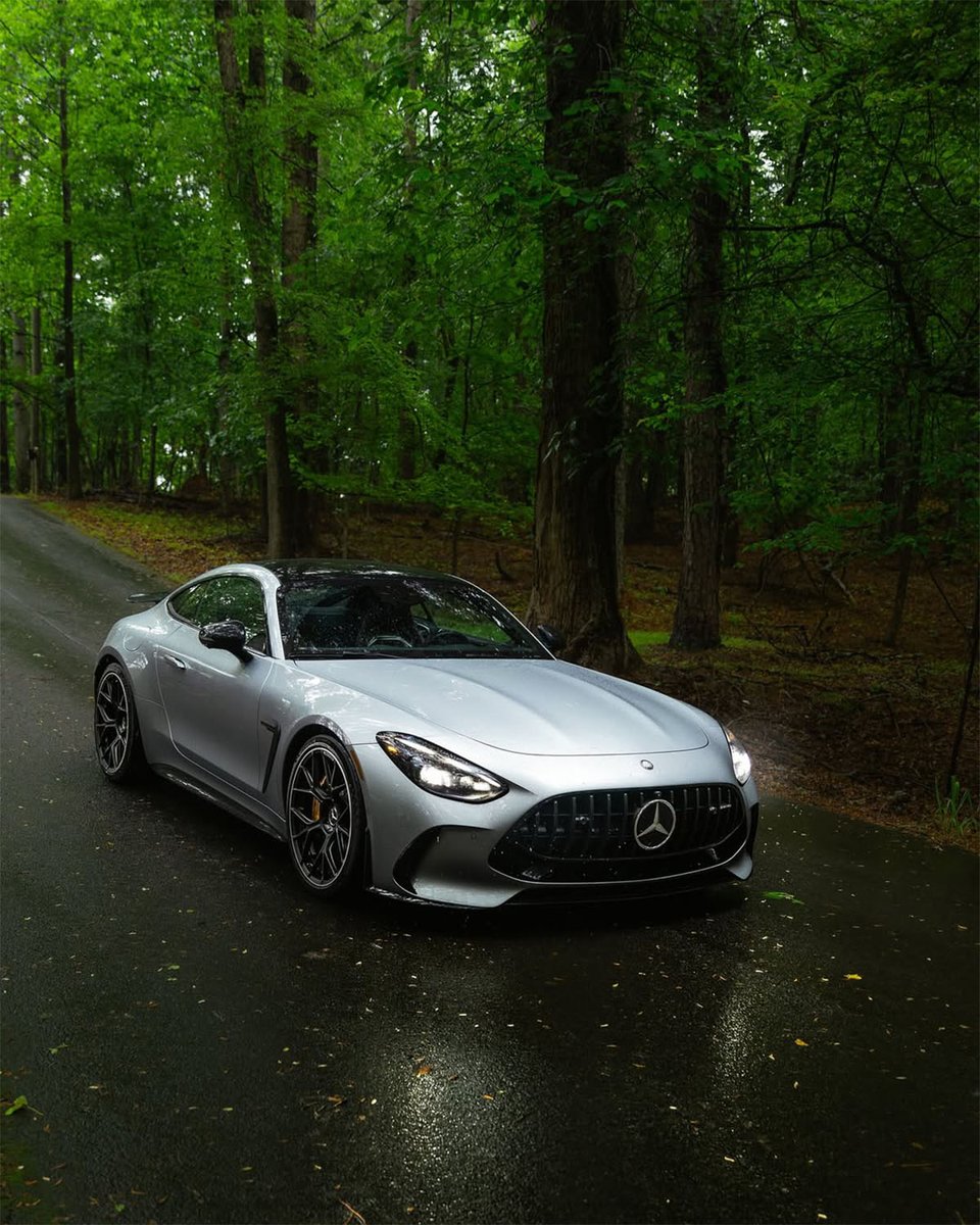 MercedesBenzUSA's tweet photo. That performance icon glow. https://t.co/kXJ48Naaep