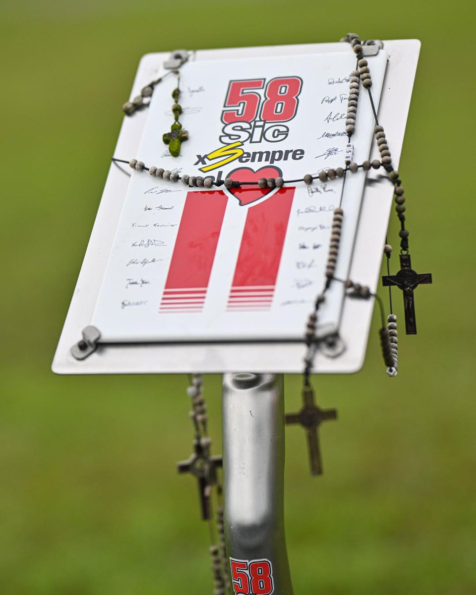 LauraLuthien86's tweet photo. Che magone....
#MotoGP #MalesiaGP #Simoncelli https://t.co/QYRmJjQjX6