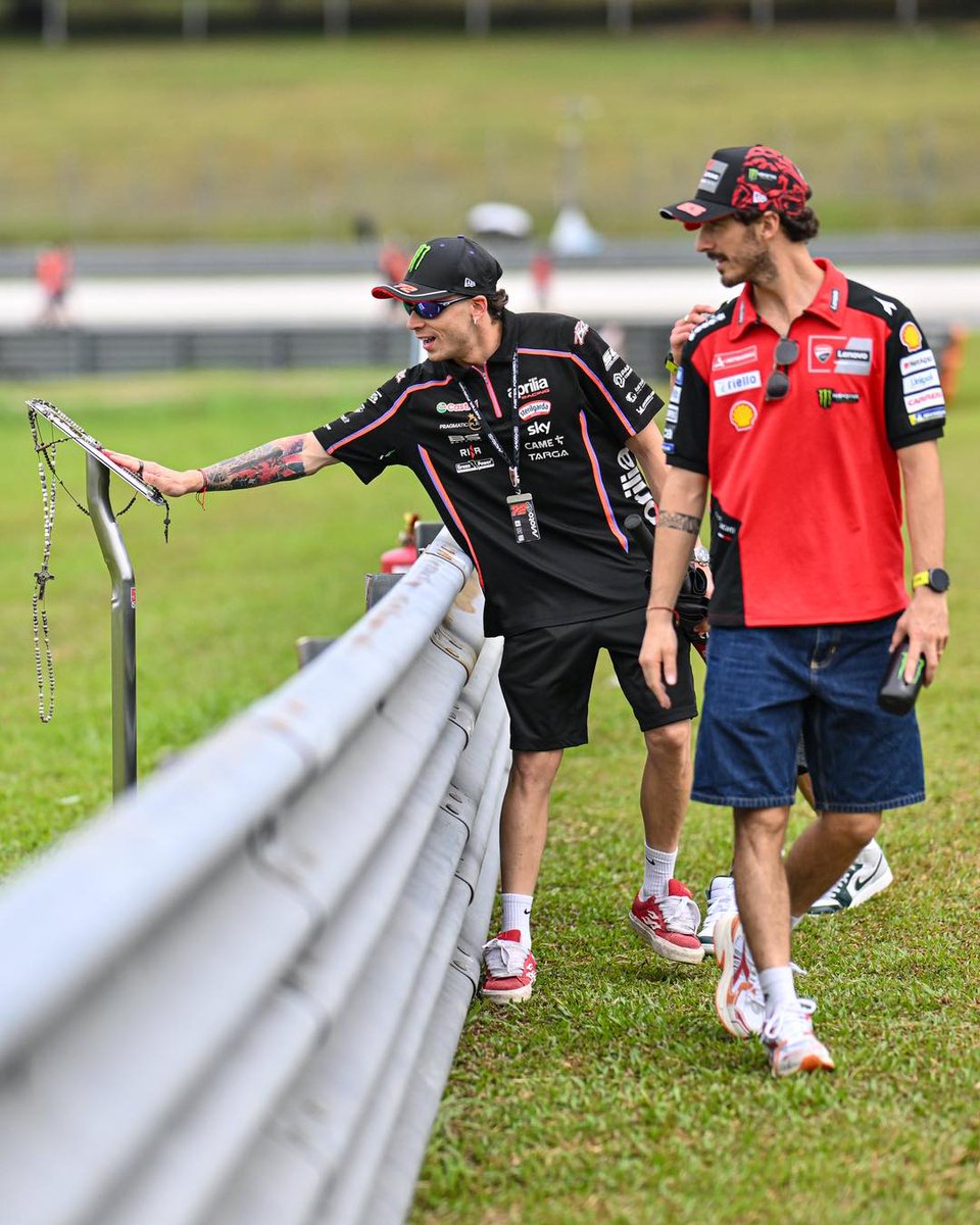 LauraLuthien86's tweet photo. Che magone....
#MotoGP #MalesiaGP #Simoncelli https://t.co/QYRmJjQjX6