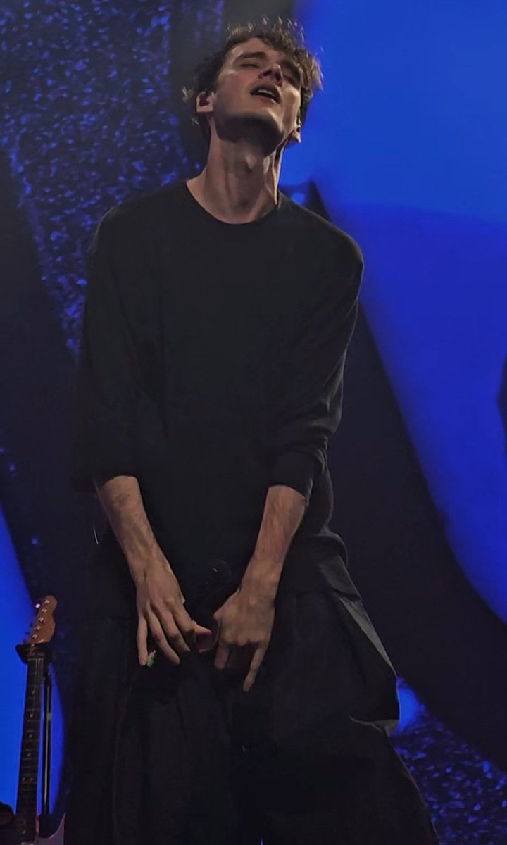 Oh my fucking god this whore.. this ABSOLUTE MAN-WHORE