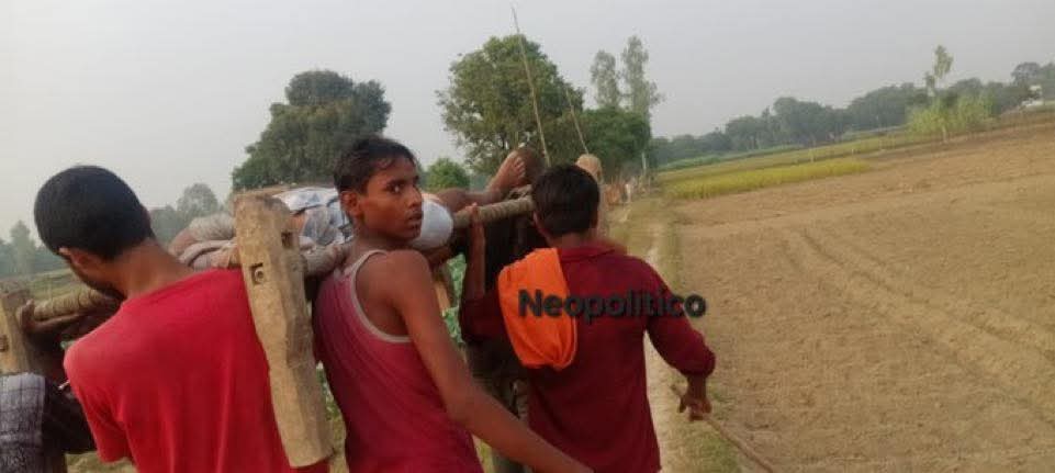 TiwariRBL01's tweet photo. यह जनाज़ा सिर्फ UP में नहीं ब्लकि पूरे देश में सवर्णों का निकल रहा है 

स्ट्रेचर नहीं दुबे जी की लाश को चारपाई से उठा कर  ले जाना पड़ रहा है 

आरोपी शोषित पीड़ित हैं. https://t.co/dWgq9SwZ67